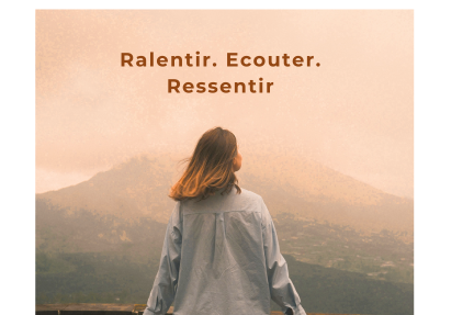 Femme prenant un temps pour elle face à un paysage lors d'une journée de reconnexion à soi