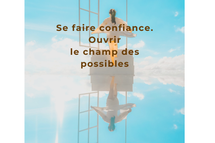 Femme avançant confiante vers le futur lors d'une journée consacrée à la confiance en soi et aux nouvelles possibilités