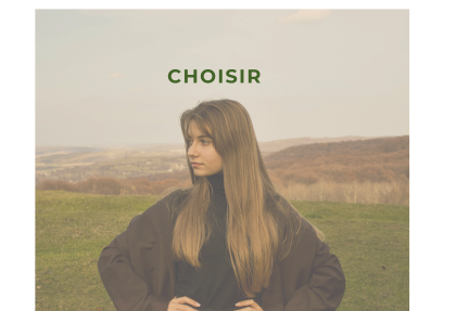 Femme au premier plan debout dans la nature, les mains sur les hanches