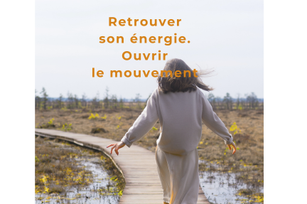 Femme marchant dans la nature lors d'une journée de reconnexion à soi