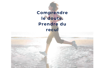 Femme courant et ayant confiance en elle après une journée consacrée au doute et à la confiance en soi