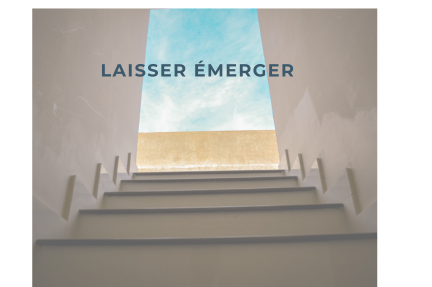 Escalier montant vers une terrasse baignée de lumière