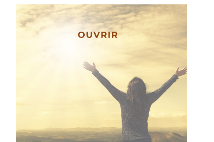Femme les bras ouverts face au soleil dans un espace naturel